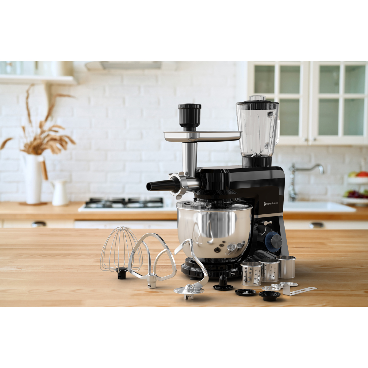 Robot pâtissier noir avec accessoires, sur une table en bois dans une cuisine.