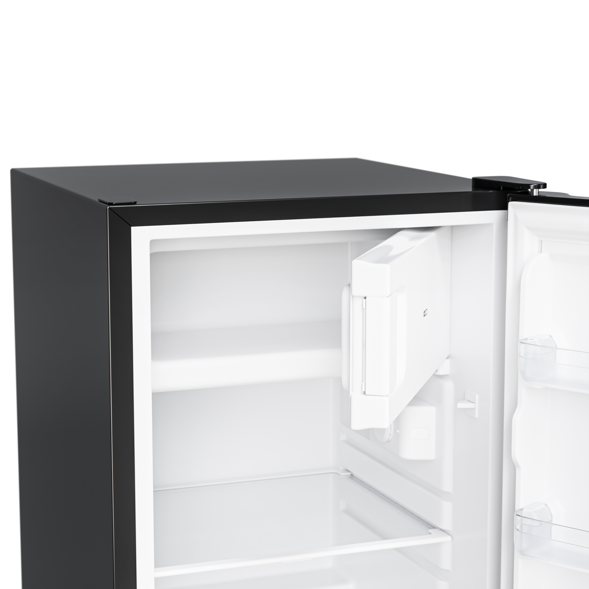 Un réfrigérateur noir porte ouverte, montrant des étagères blanches.