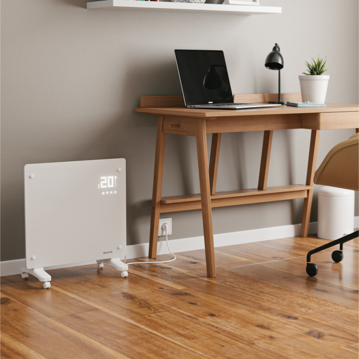 Un radiateur blanc à roulettes se trouve à côté d'un bureau avec un ordinateur portable et une lampe.