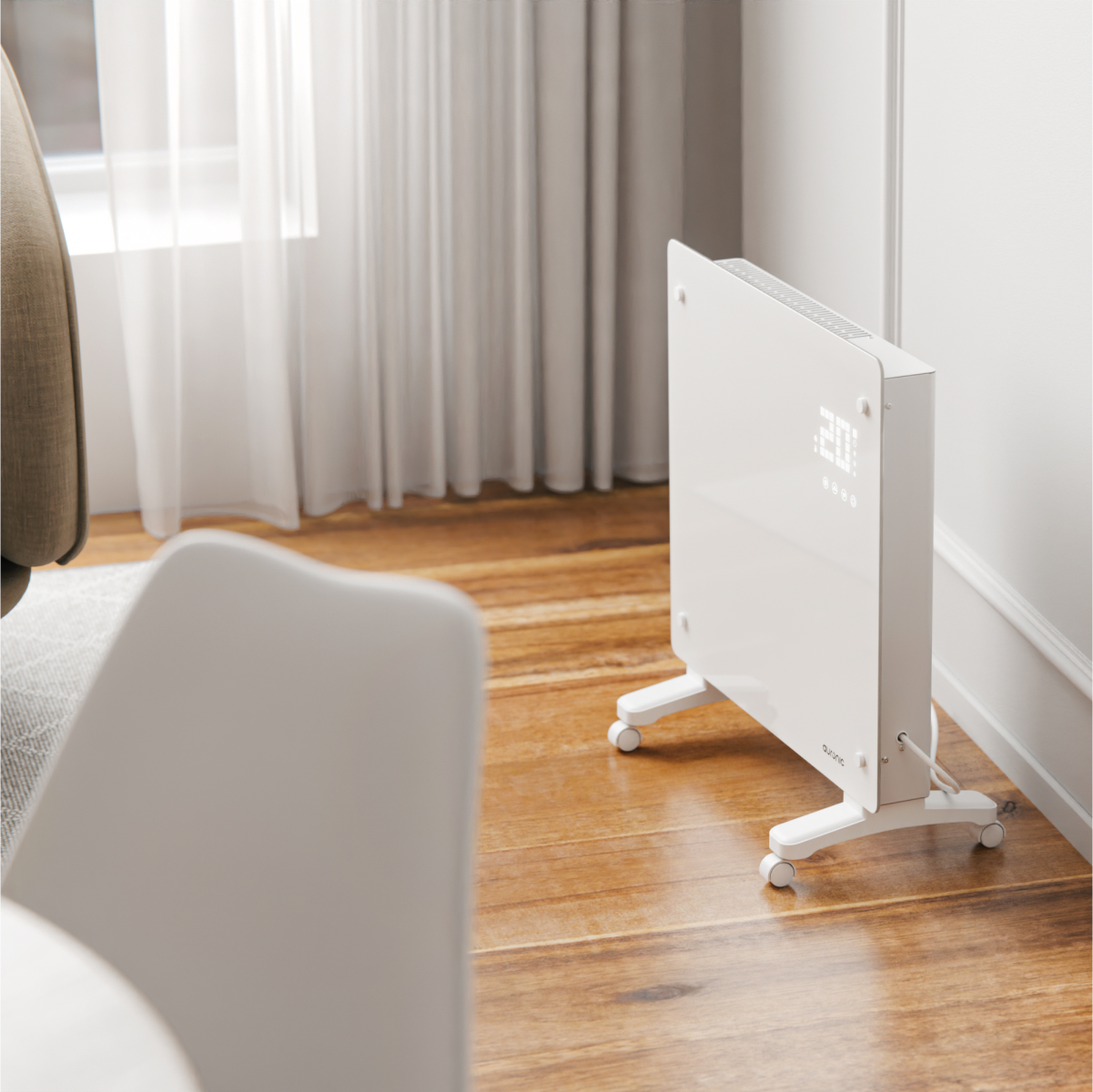 Un radiateur électrique blanc sur roulettes sur un plancher en bois.