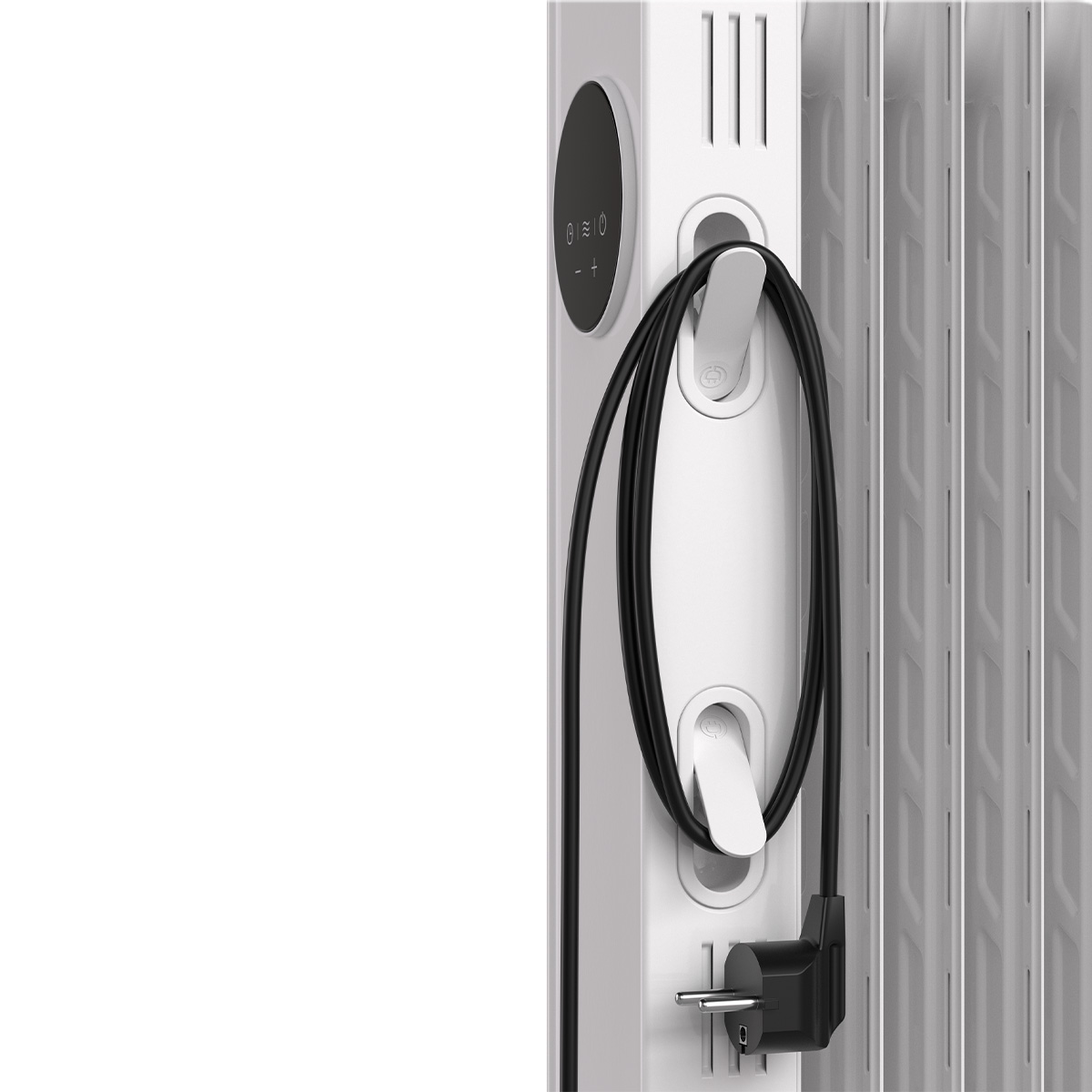 Ein weißer Heizkörper mit schwarzem Kabel und Stecker, aufgewickelt an einem Haken.