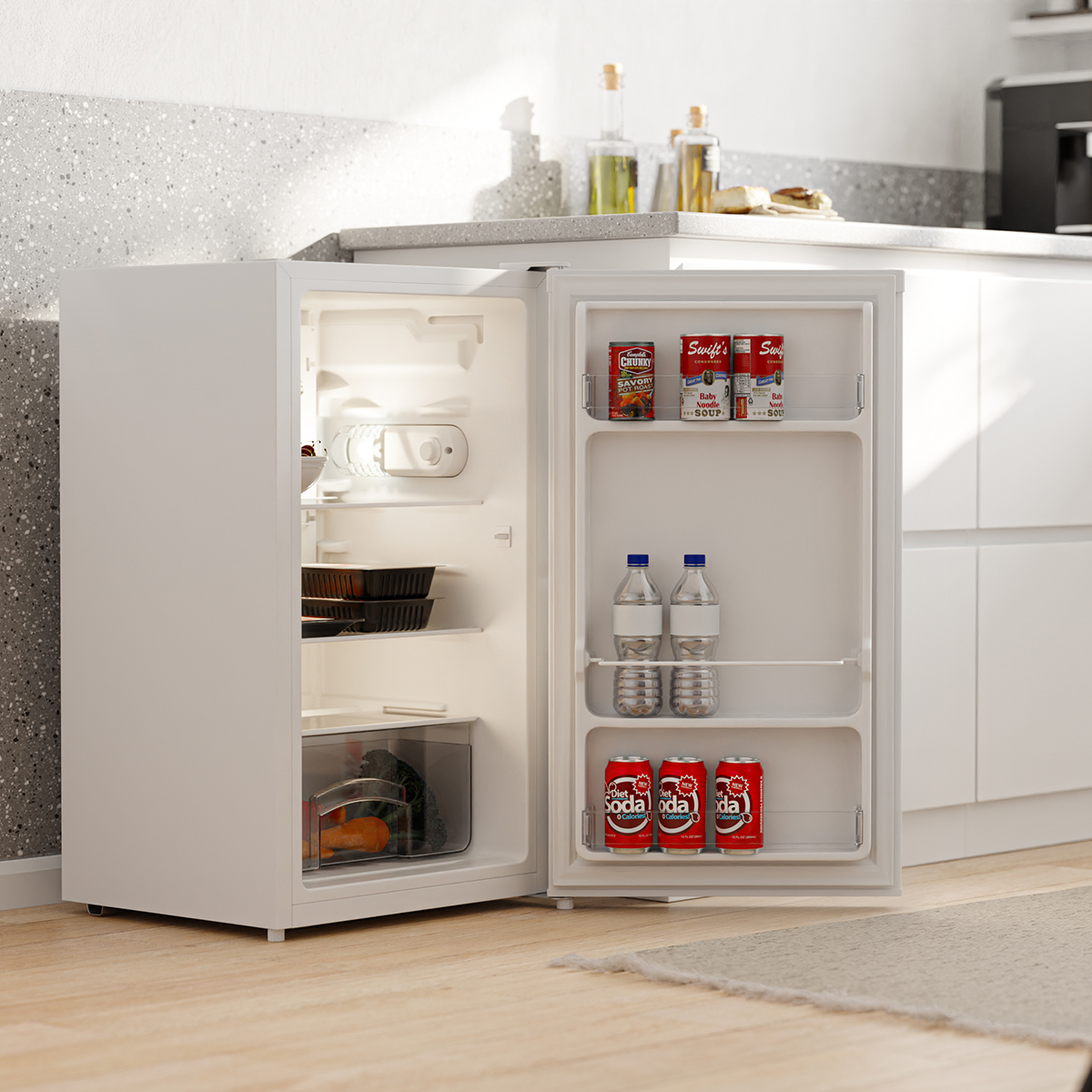 Un réfrigérateur blanc ouvert avec des canettes, des bouteilles et de la nourriture.