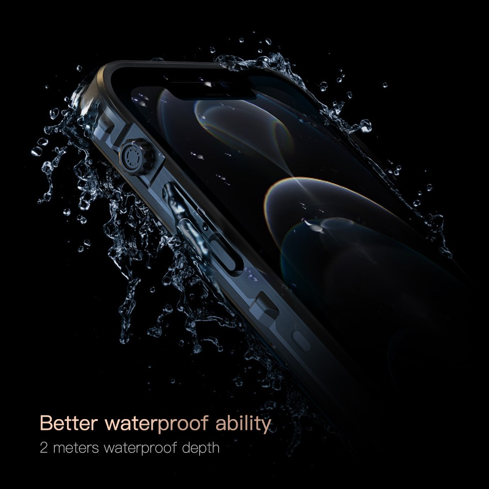 Uno smartphone con custodia nera circondato da schizzi d'acqua.