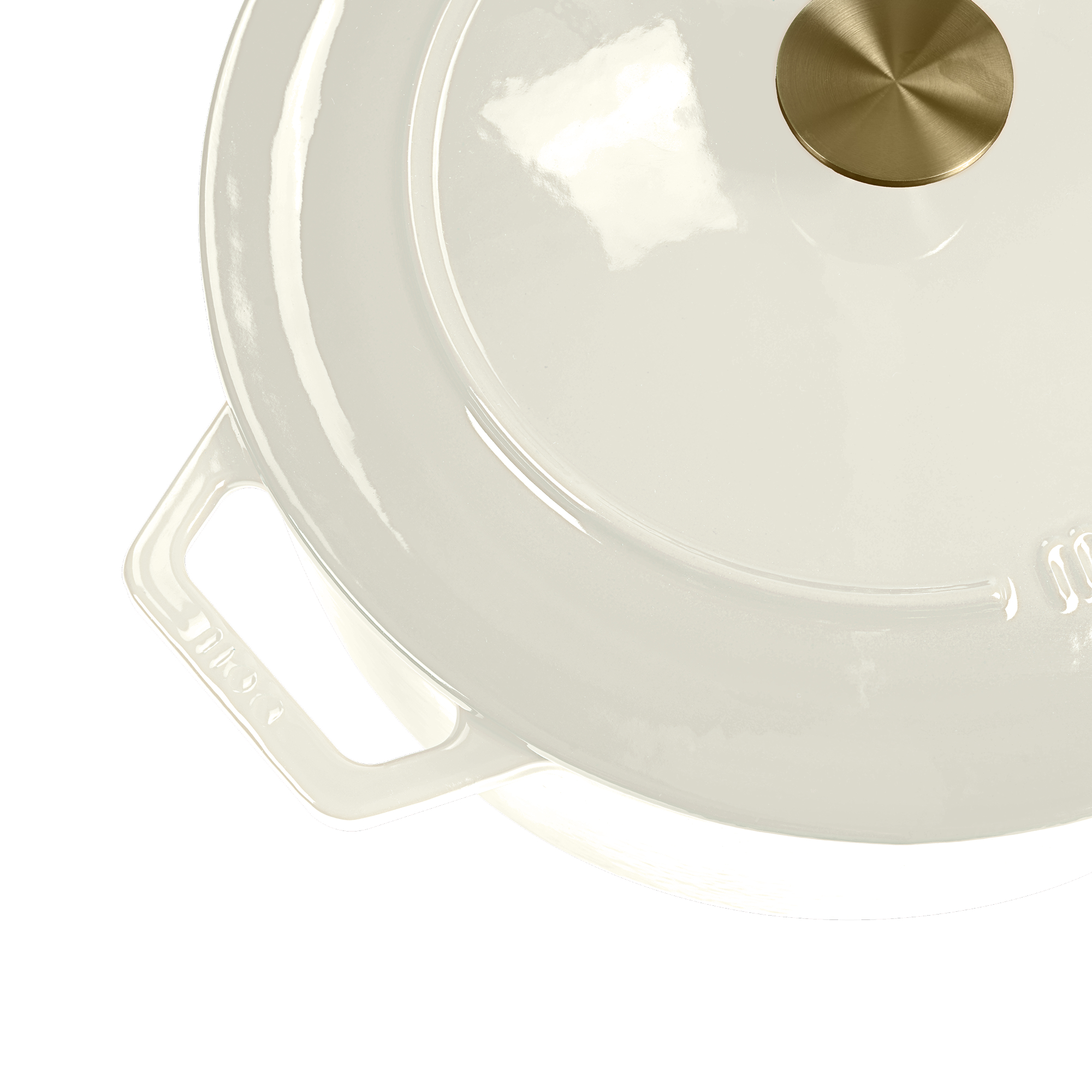 Een crème-emaille pan met een gouden knop op het deksel.