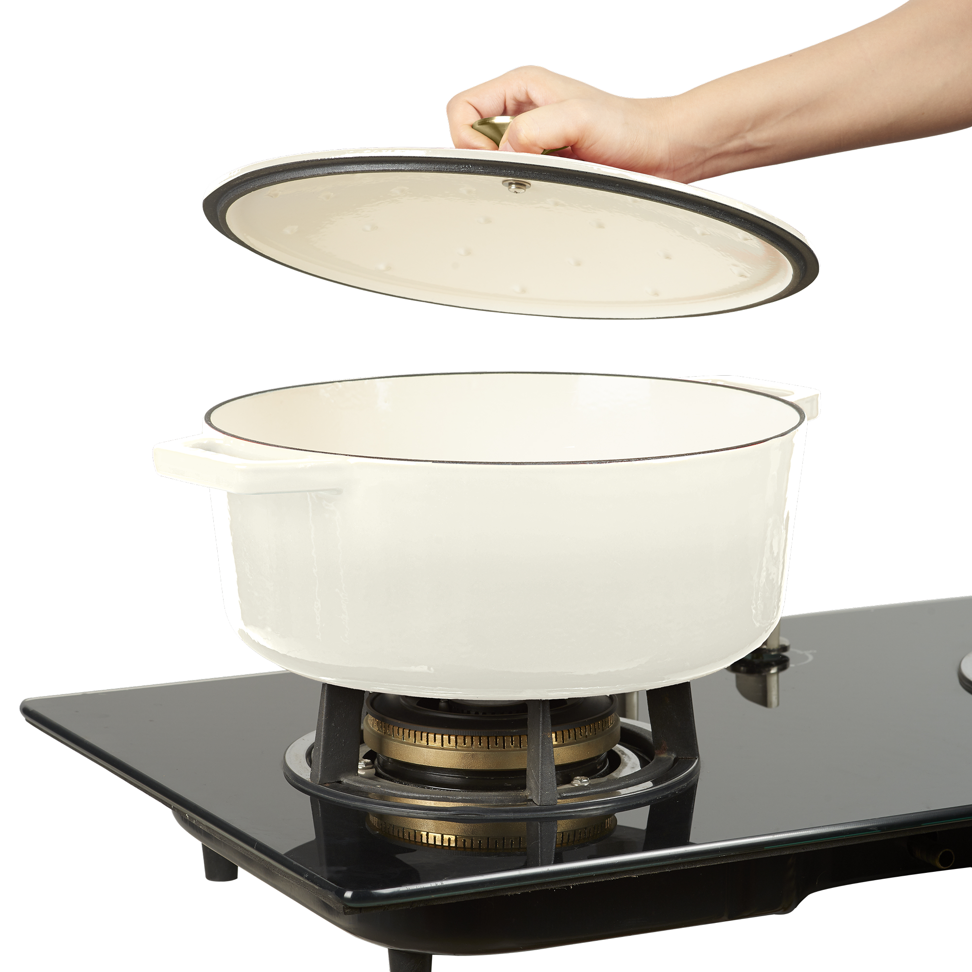 Een hand tilt het crèmekleurige deksel van een pot op een gasfornuis.