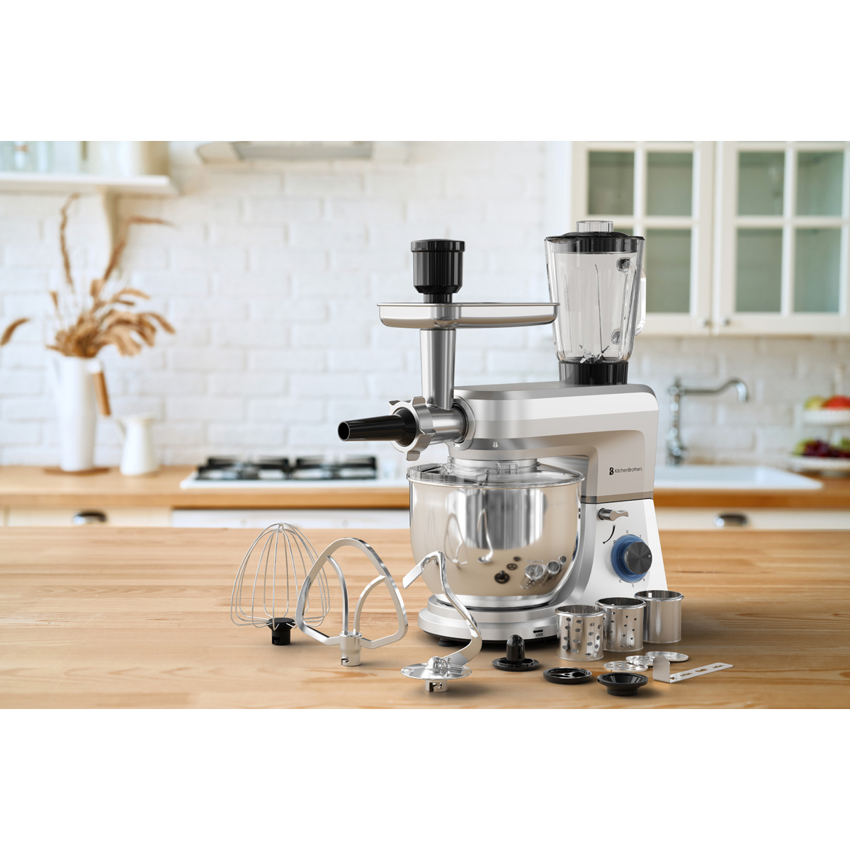 Een zilveren keukenmachine met vleesmolen en blender, plus gereedschap.