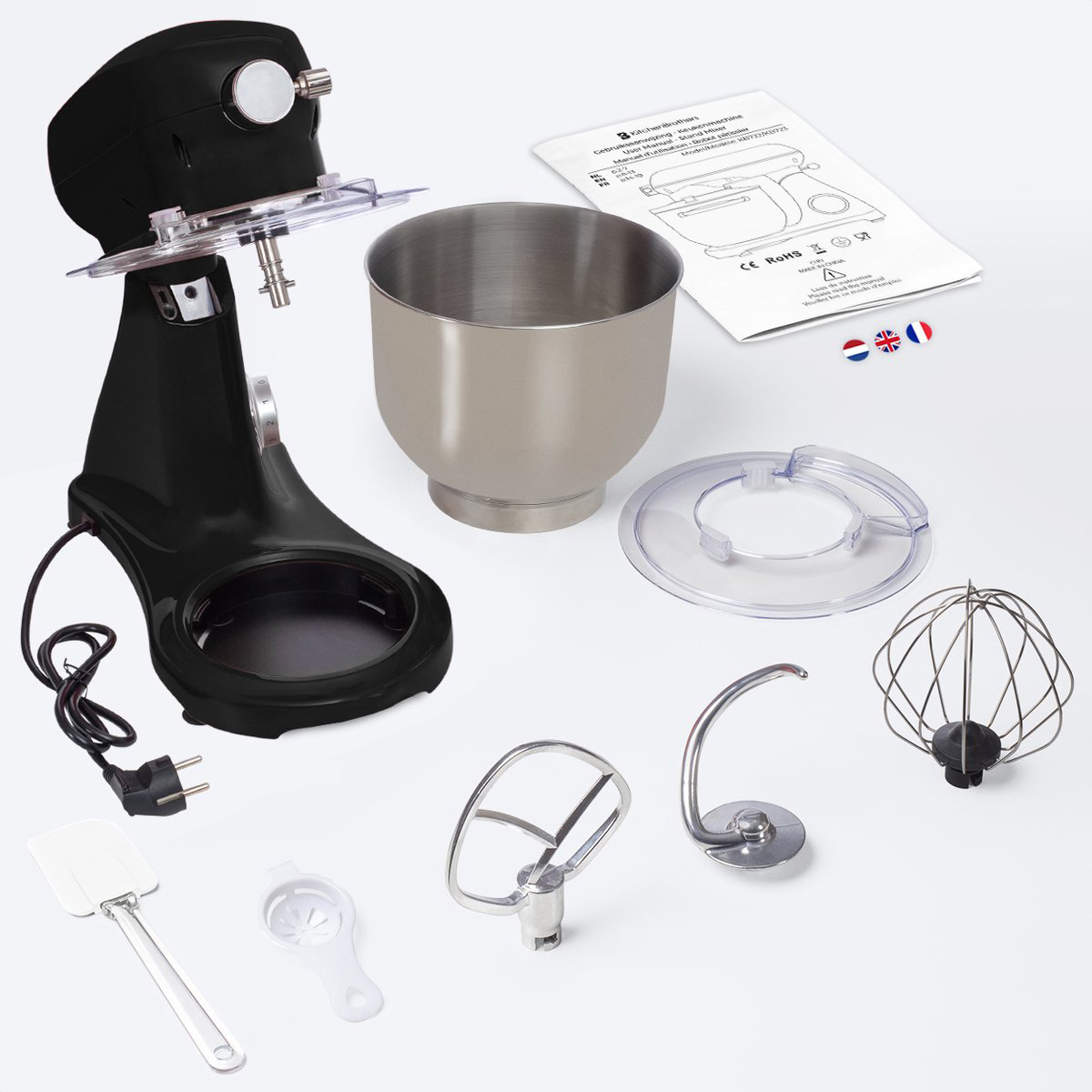 Zwarte keukenmachine met accessoires: kom, garde, deeghaak, spatel, eischeider.