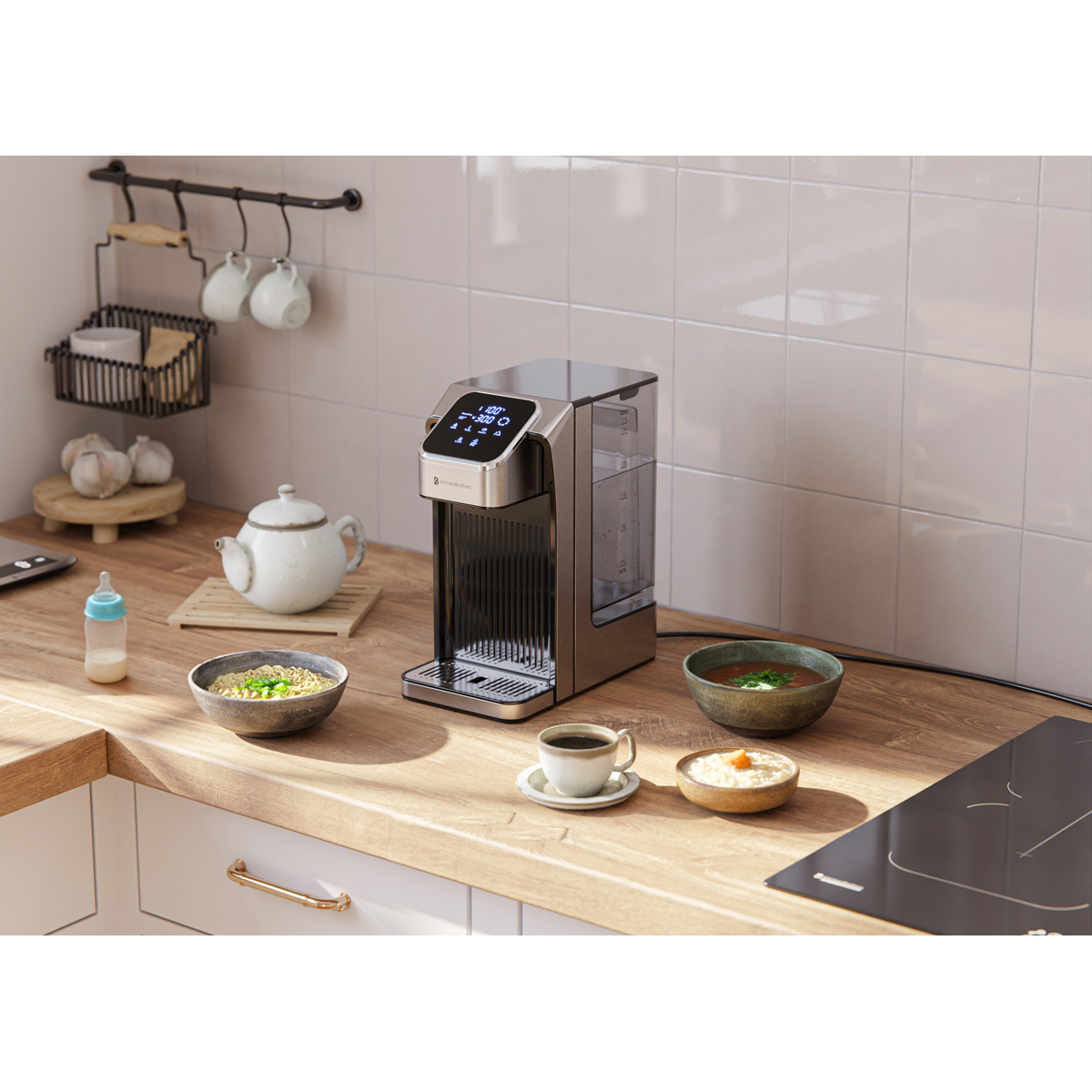 Un distributeur d'eau avec écran, à côté une théière, bol de nouilles, café, soupe.