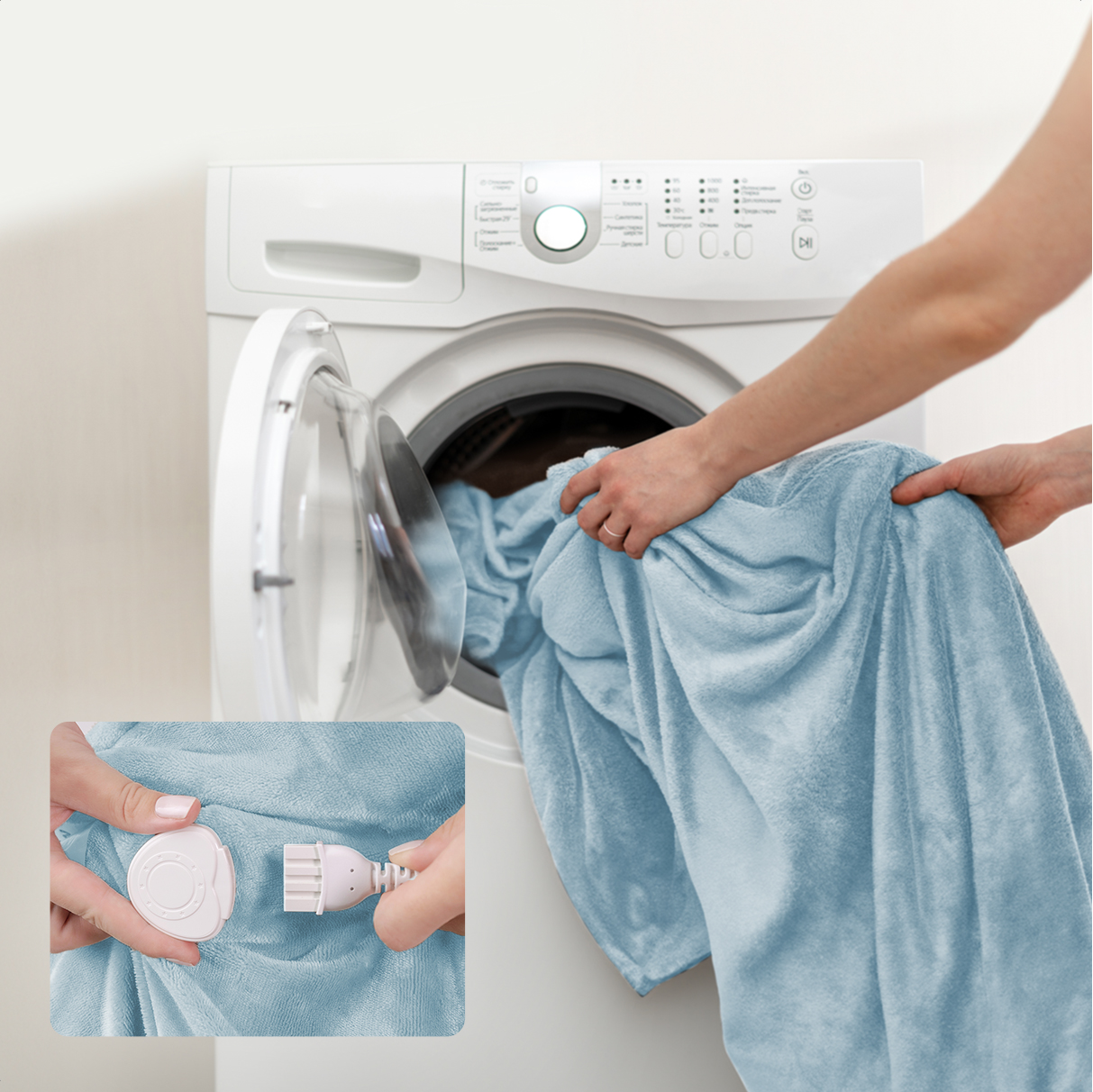 Une personne met une couverture bleue dans une machine à laver.