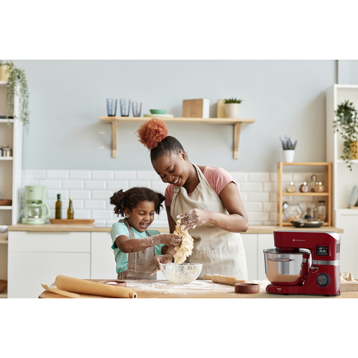 Moeder en kind mengen deeg in een keuken met keukenmachine.