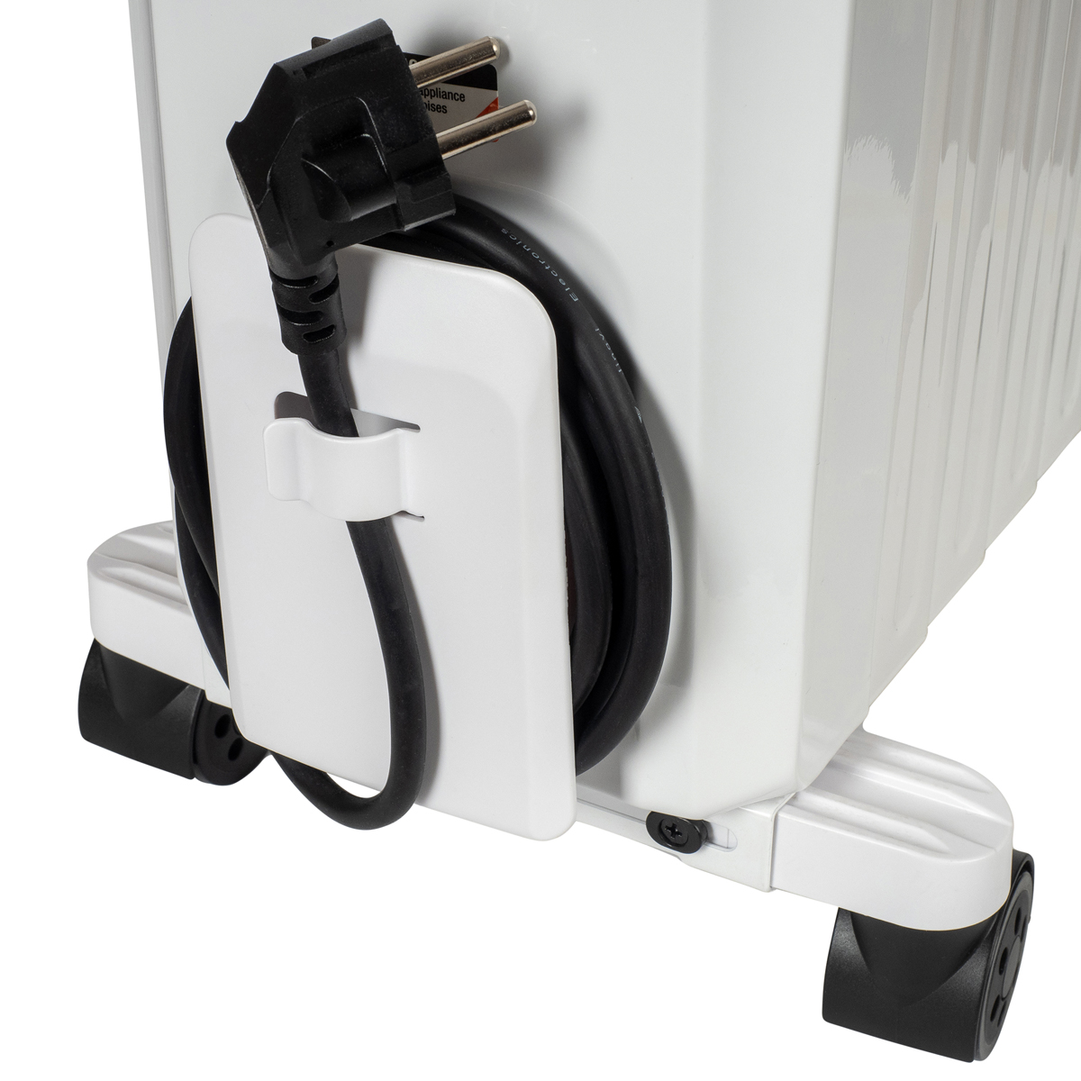 Witte elektrische verwarmingsbasis met zwarte wielen en zwart snoer om een witte houder.