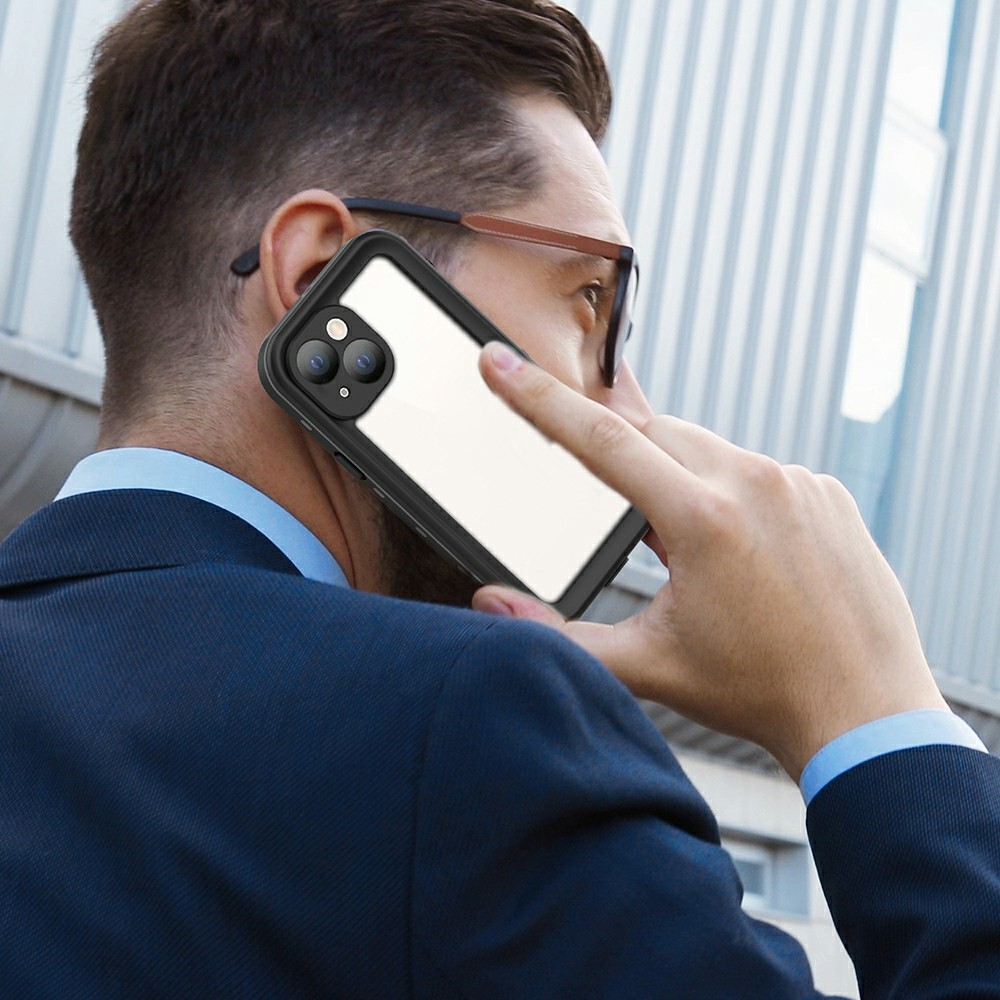 Uomo in abito blu scuro parla al telefono.