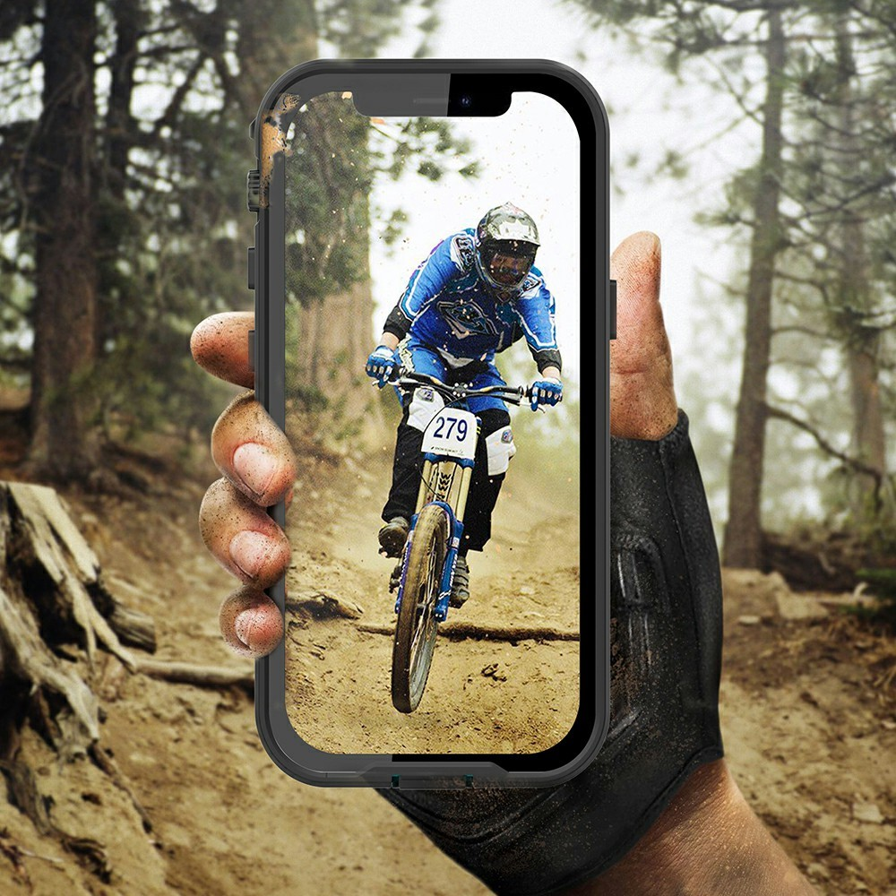 Un mountain biker in tenuta blu sfreccia su un sentiero sterrato.