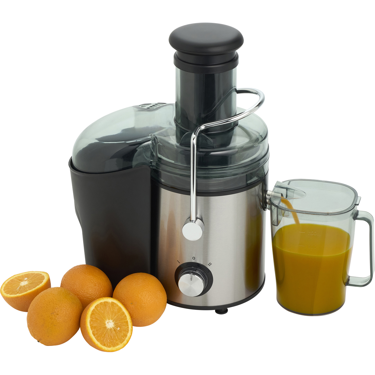 Ein Entsafter mit Orangen und einem Krug Orangensaft auf weißem Hintergrund.