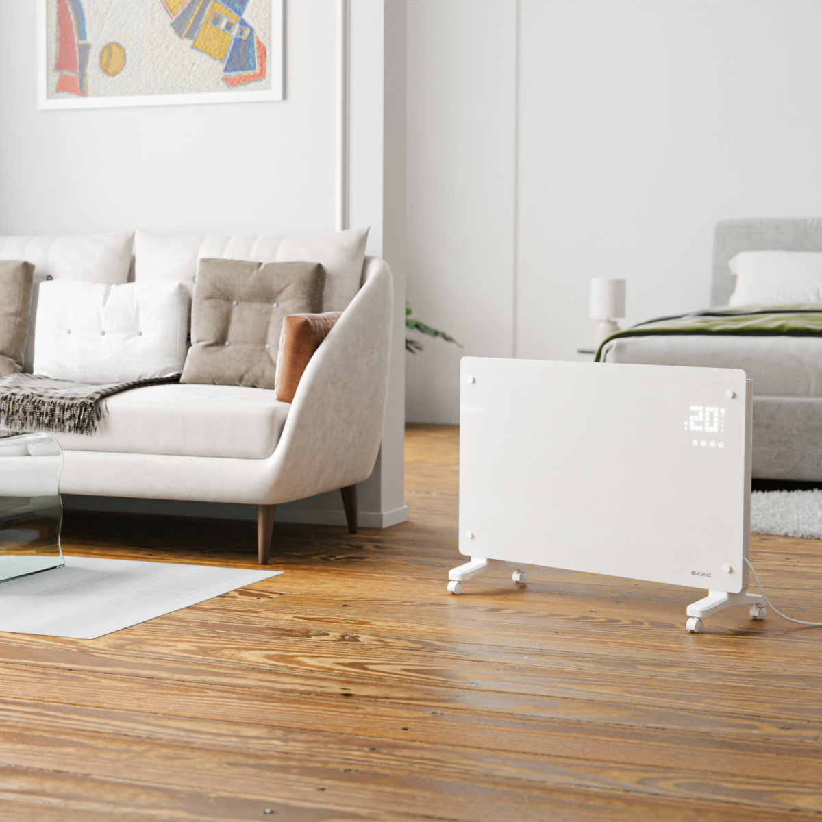 Een witte verwarming met wielen op een houten vloer, voor een bank en een bed.
