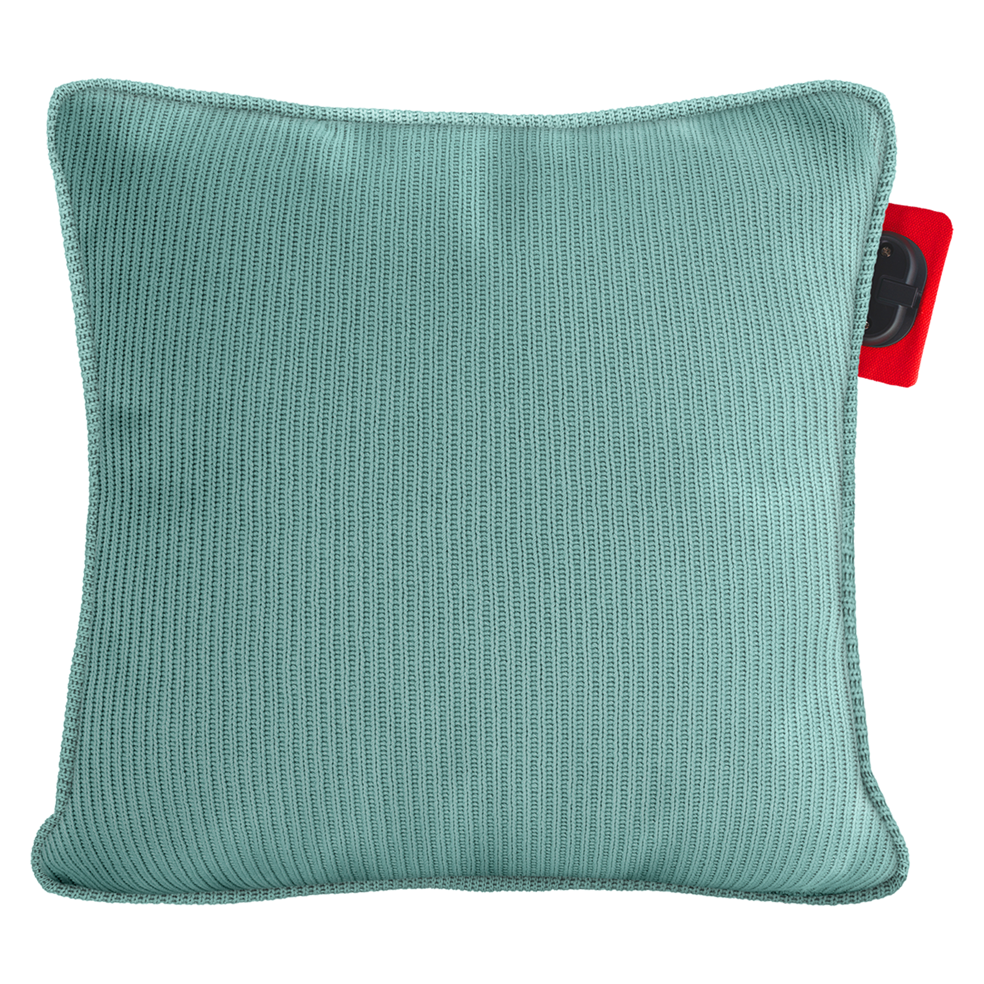 Een teal gebreid kussen met een rood label dat uit de hoek steekt.