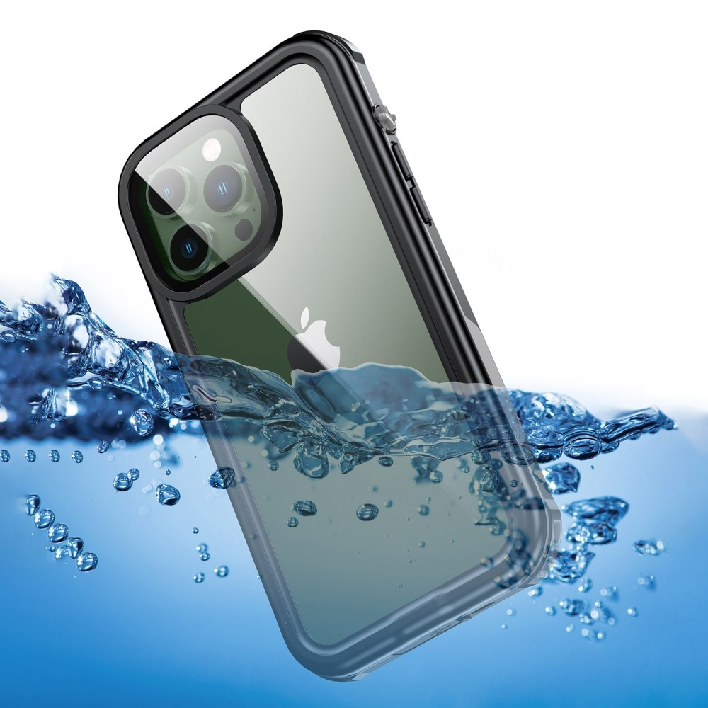Ein Smartphone mit schwarzem Rahmen taucht in blaues Wasser ein.