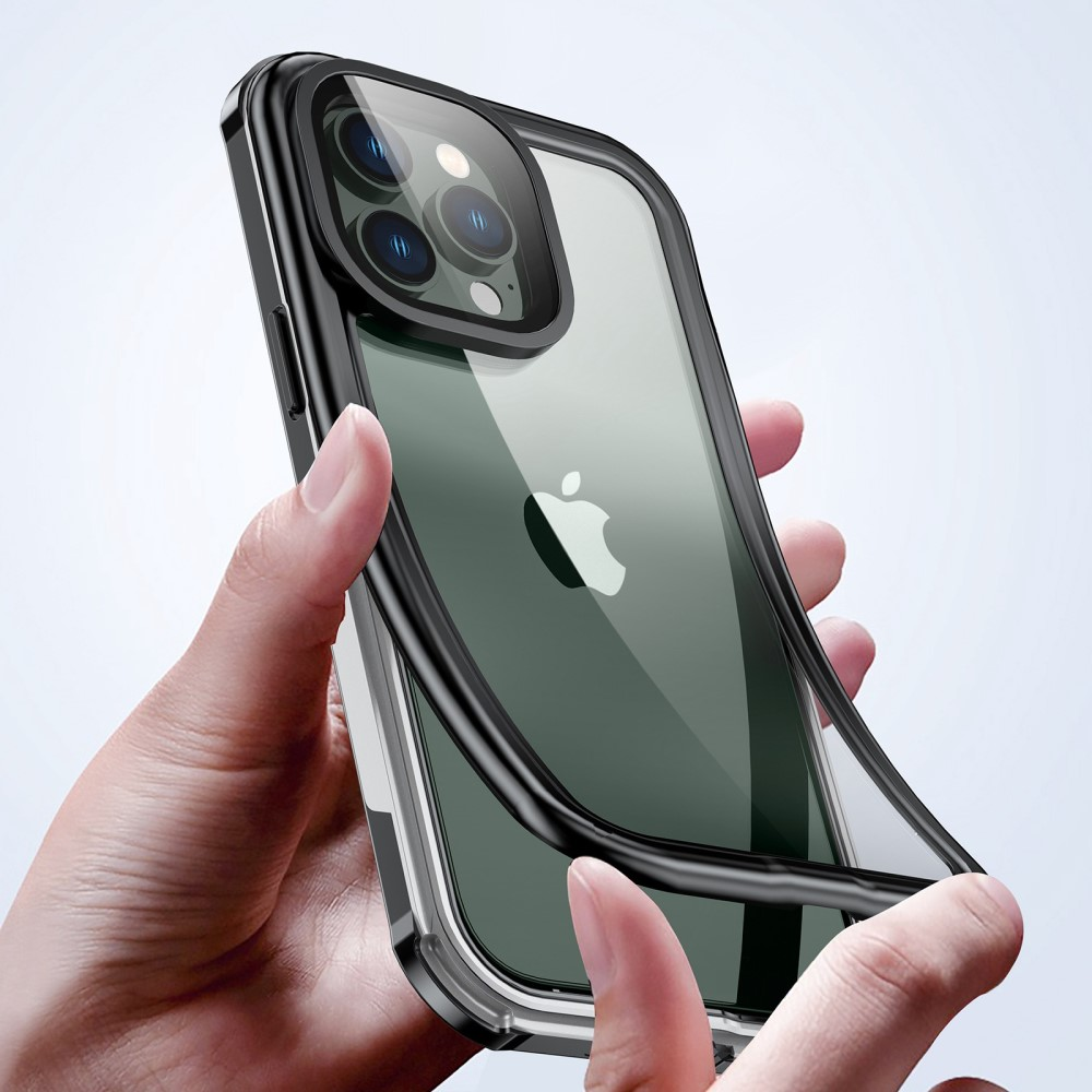 Eine Hand hält eine durchsichtige iPhone-Hülle mit schwarzem Rand, die die Kameras zeigt.
