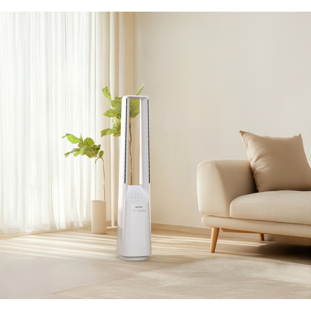 Ein weißer Turmventilator steht in einem hellen Wohnzimmer neben einem Sofa und einer Pflanze.