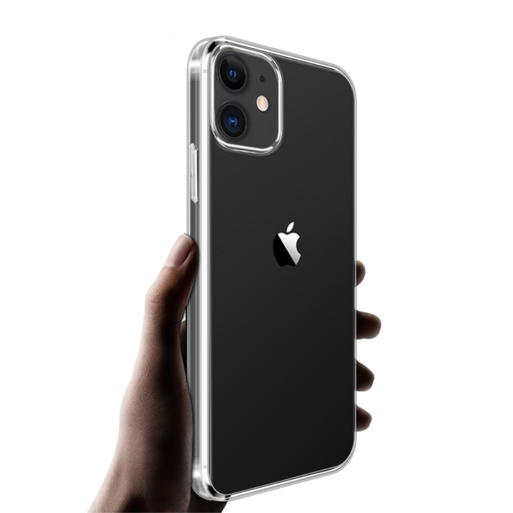 Eine Hand hält eine durchsichtige Handyhülle mit einem schwarzen iPhone 12 darin.