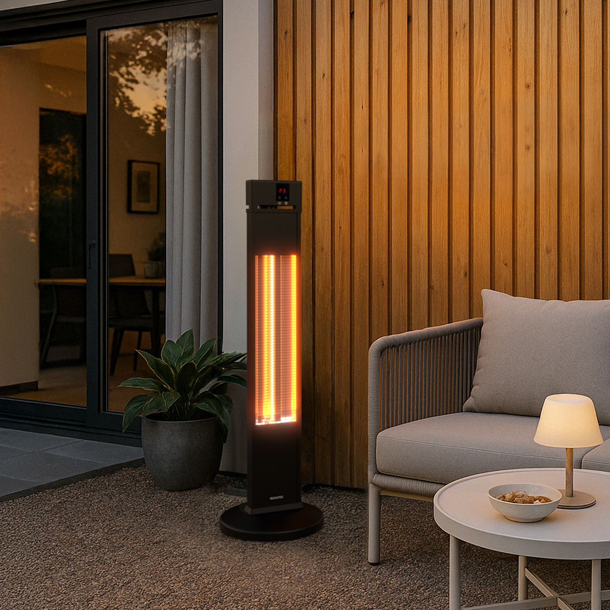 Un radiateur de terrasse noir avec des éléments orange lumineux se tient sur une terrasse.