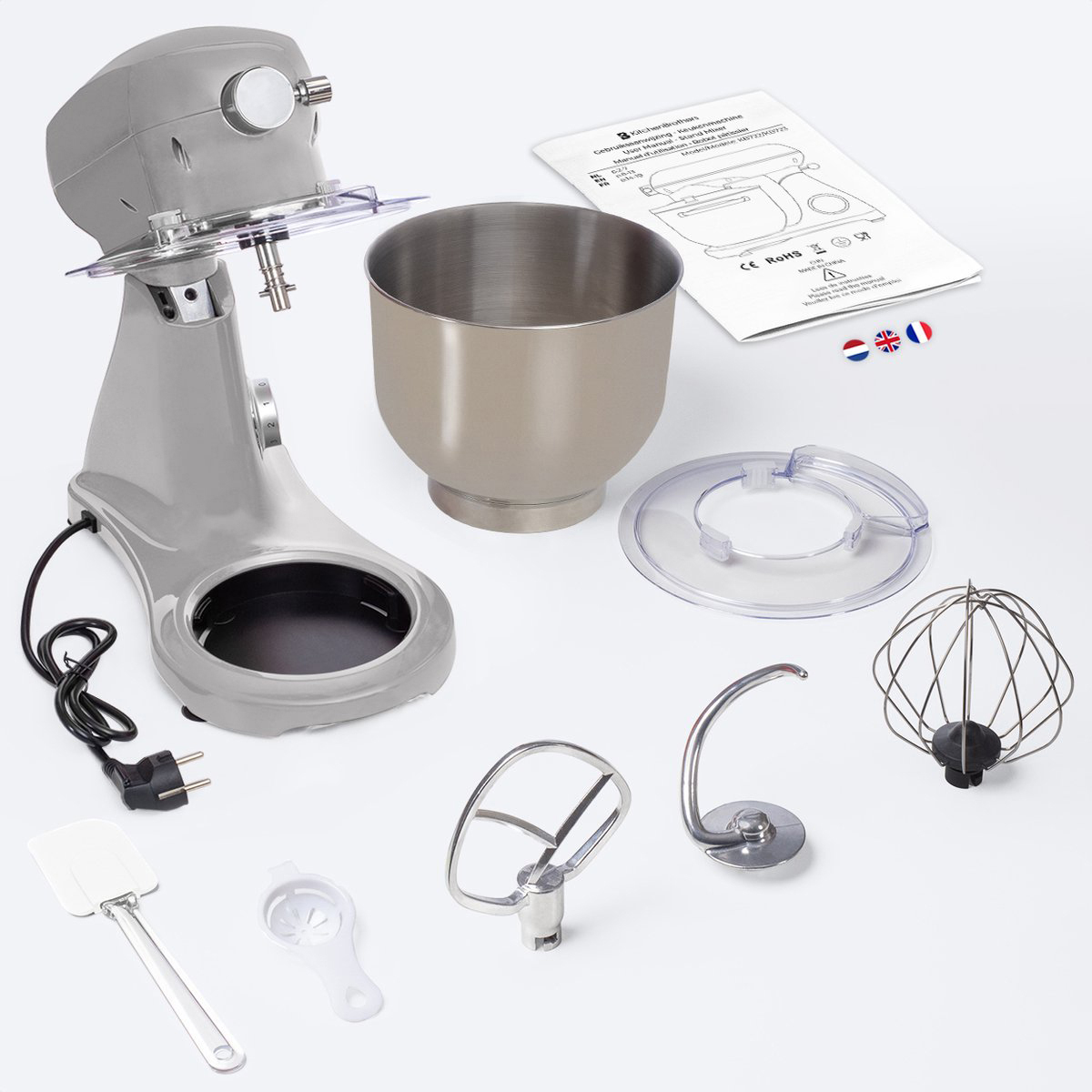 Grijze standmixer met accessoires en handleiding op witte achtergrond.