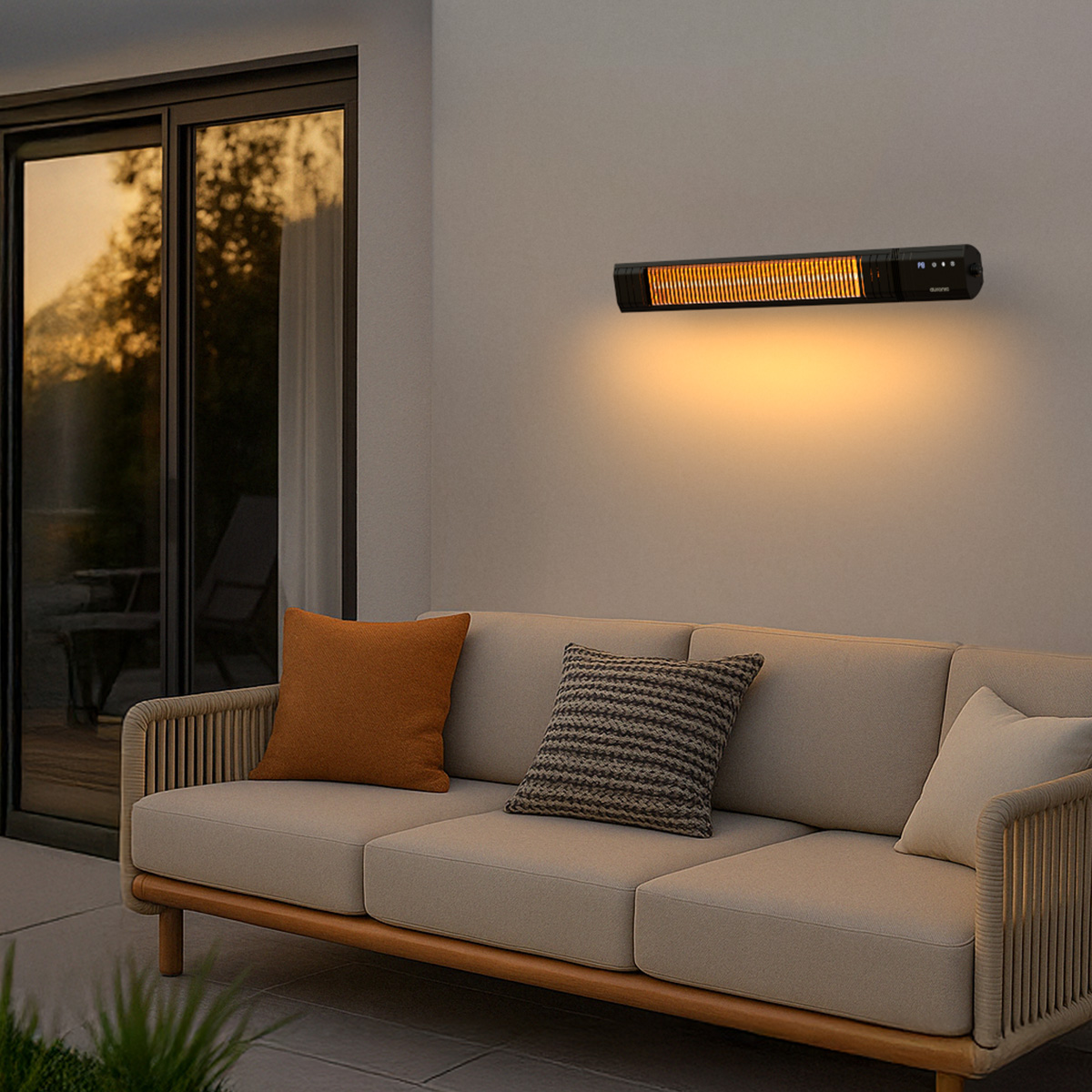 Een wandverwarmer gloeit boven een bank met kussens op een terras bij schemering.