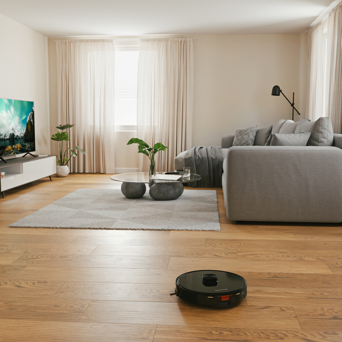 Ein schwarzer Saugroboter reinigt ein modernes Wohnzimmer mit grauer Couch und Couchtisch.