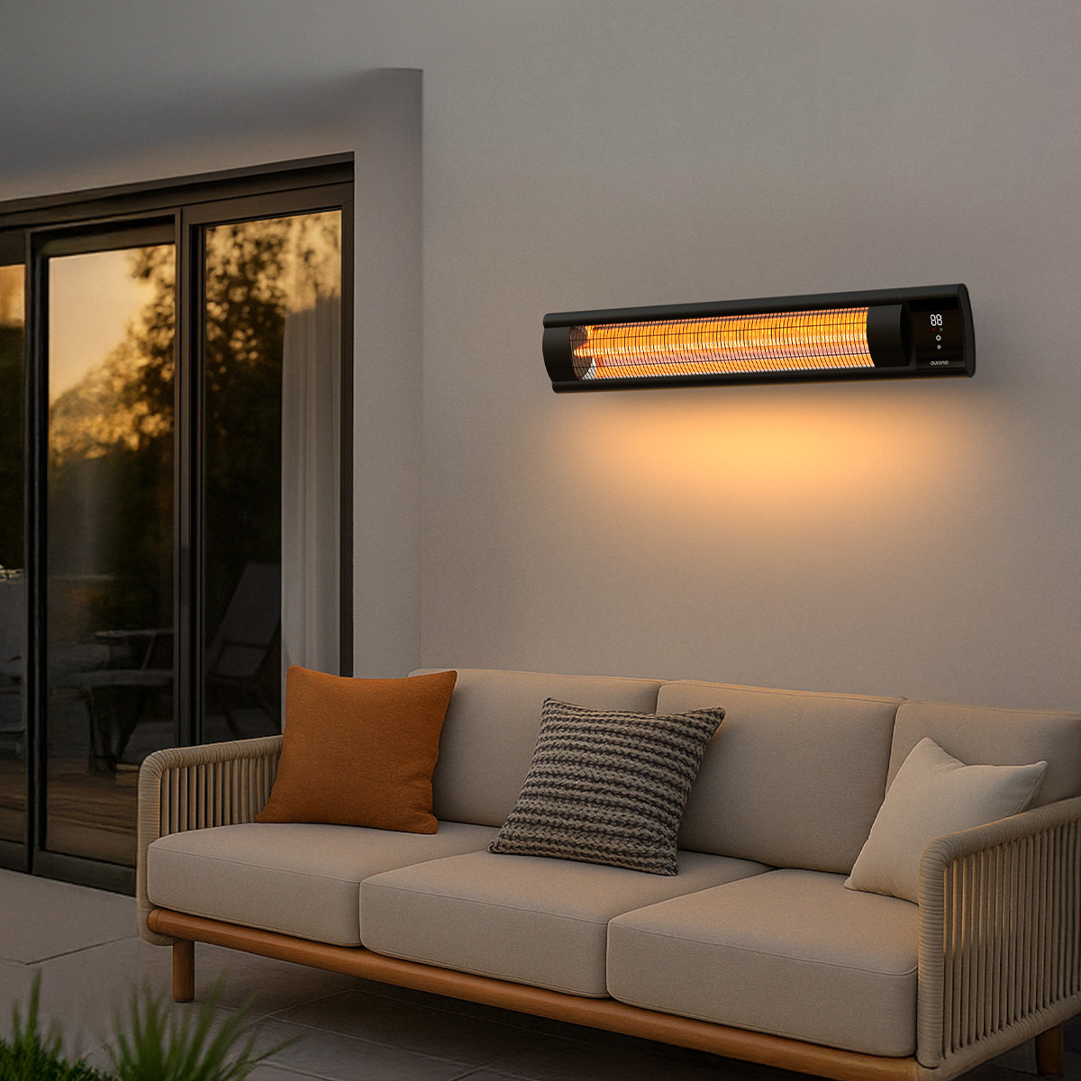 Radiateur de terrasse extérieur monté au mur au-dessus d'un canapé beige.