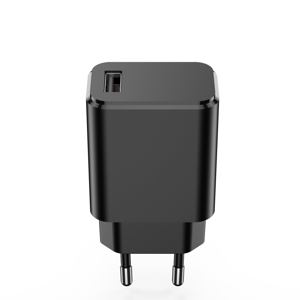 Una spina di ricarica USB nera con due pin metallici e una porta USB.
