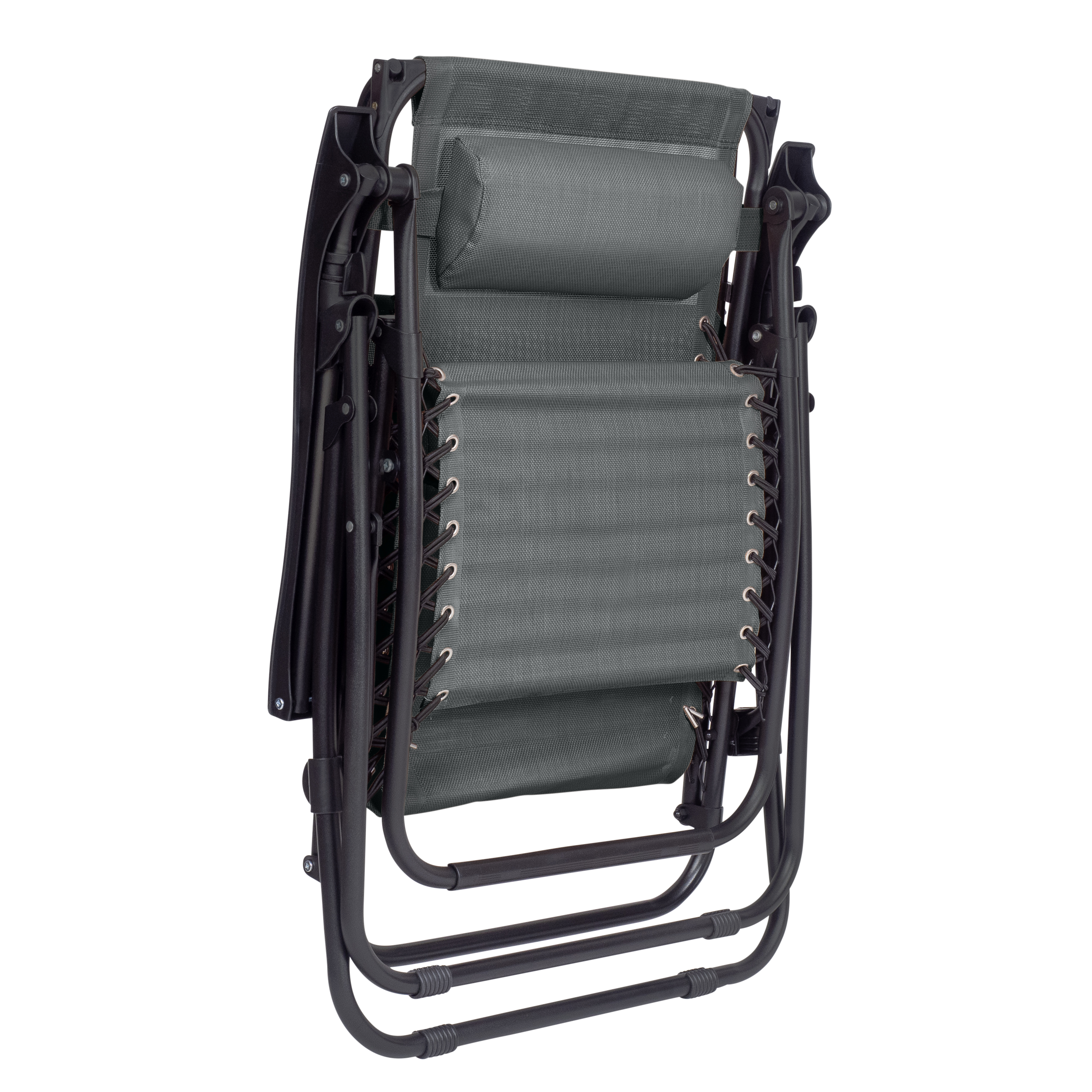 Een grijze, opgevouwen zero-gravity stoel met zwart metalen frame, geïsoleerd op wit.