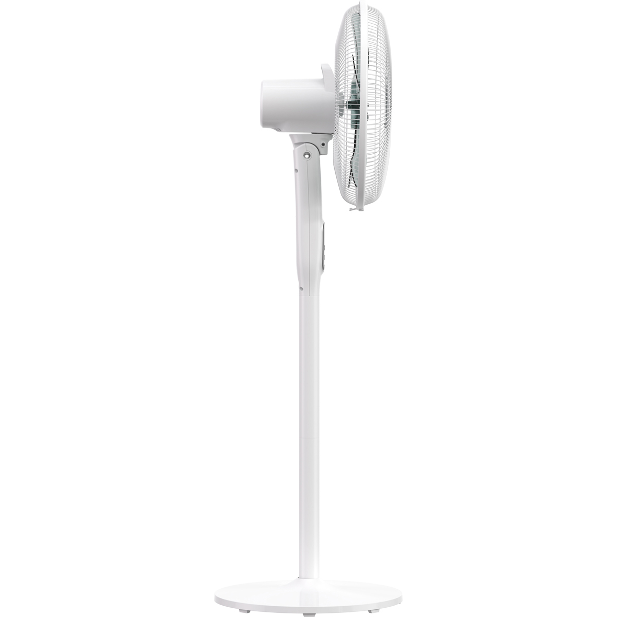 Un ventilateur sur pied blanc avec une base ronde et une tige réglable.