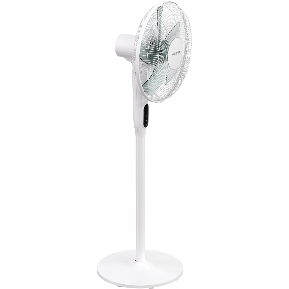 Un ventilateur sur pied blanc avec des pales argentées et un panneau de commande.