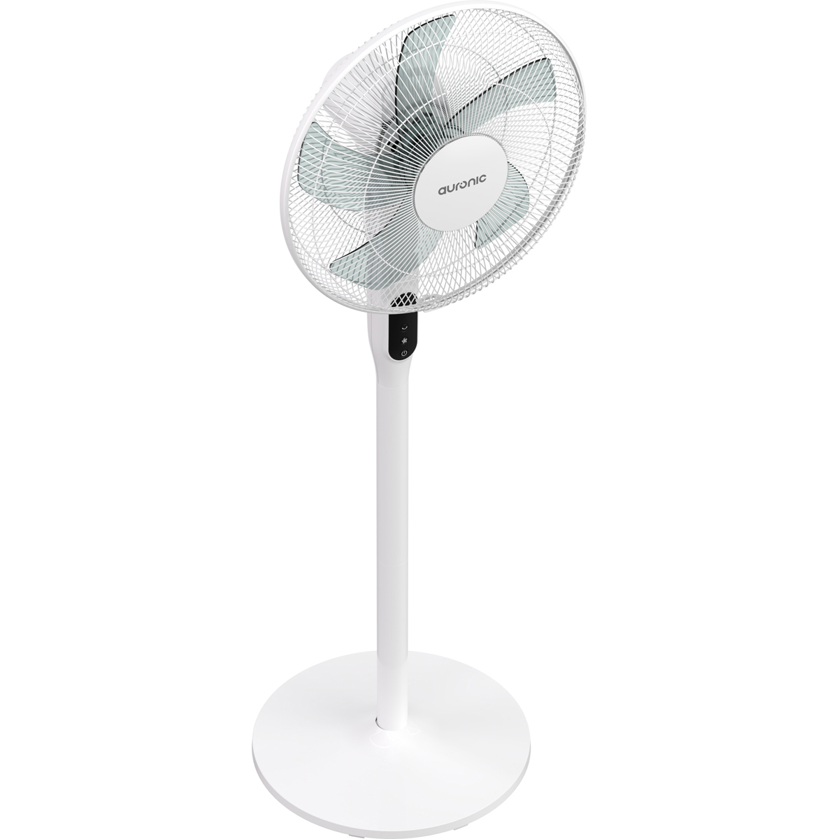 Un ventilateur sur pied blanc avec des pales argentées et un panneau de commande sur la tige.