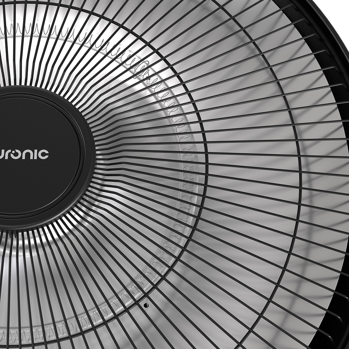Gros plan d'un ventilateur noir avec grille argentée et logo.