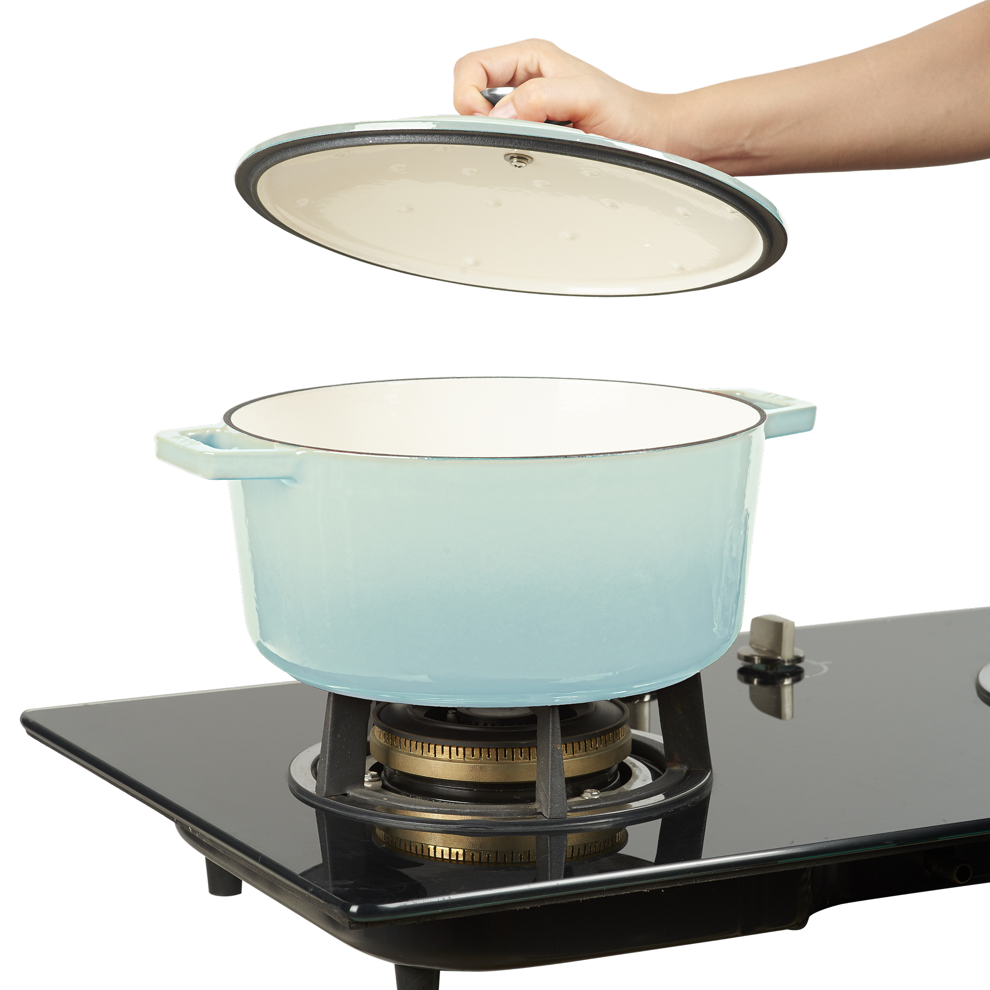 Een hand tilt het deksel van een lichtblauwe pan op een zwart gasfornuis.