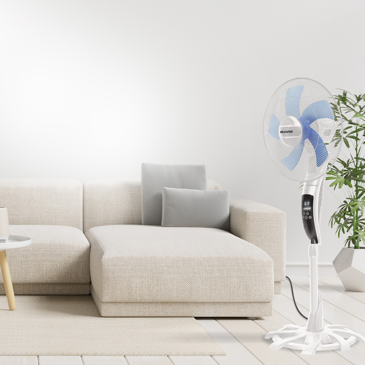 Un ventilateur sur pied blanc à pales bleues est à côté d'un canapé beige.