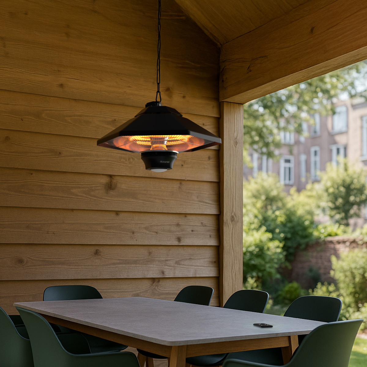 Un radiateur extérieur suspendu au-dessus d'une table avec des chaises en extérieur.