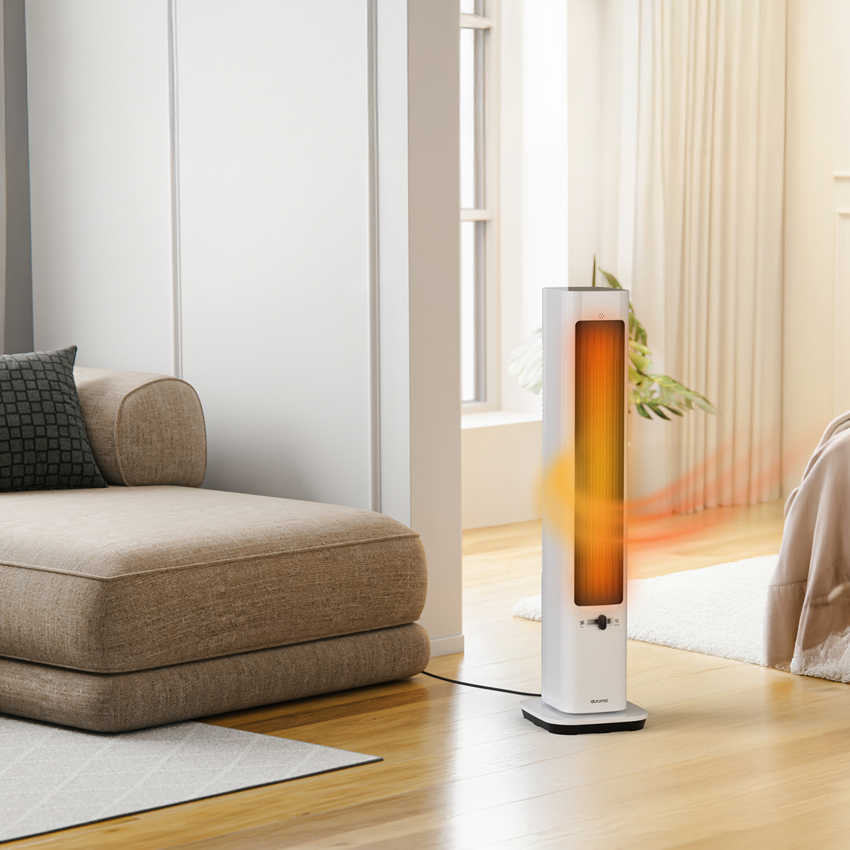 Een witte torenverwarmer met oranje gloeiende elementen staat op een houten vloer.