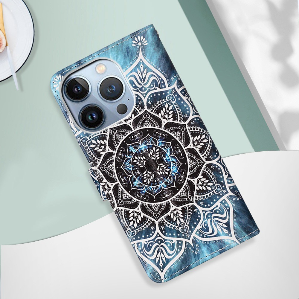 Custodia blu per telefono con motivo mandala, vista dall'alto della fotocamera.