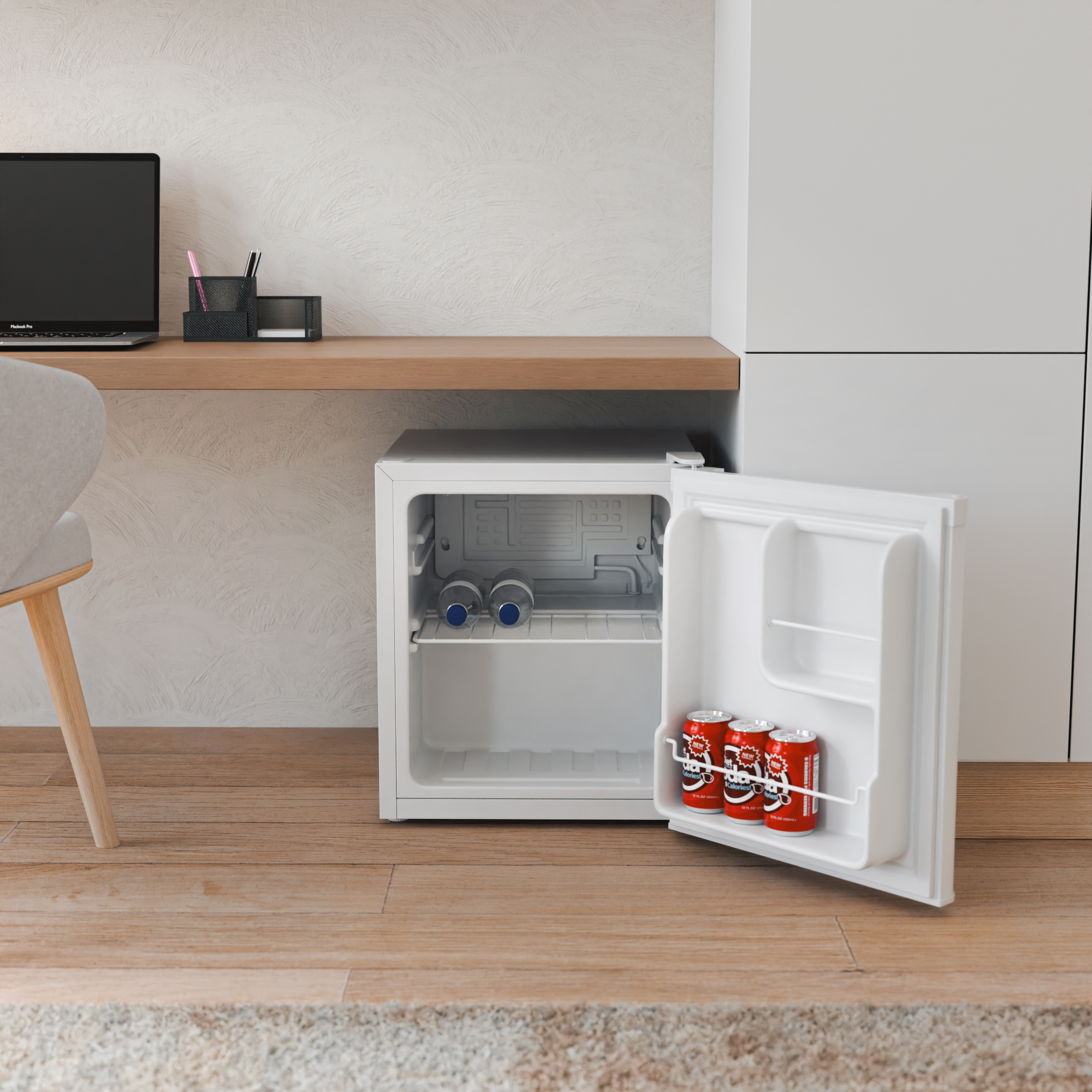 Een kleine witte minibar met open deuren, gevuld met blikjes en flessen.