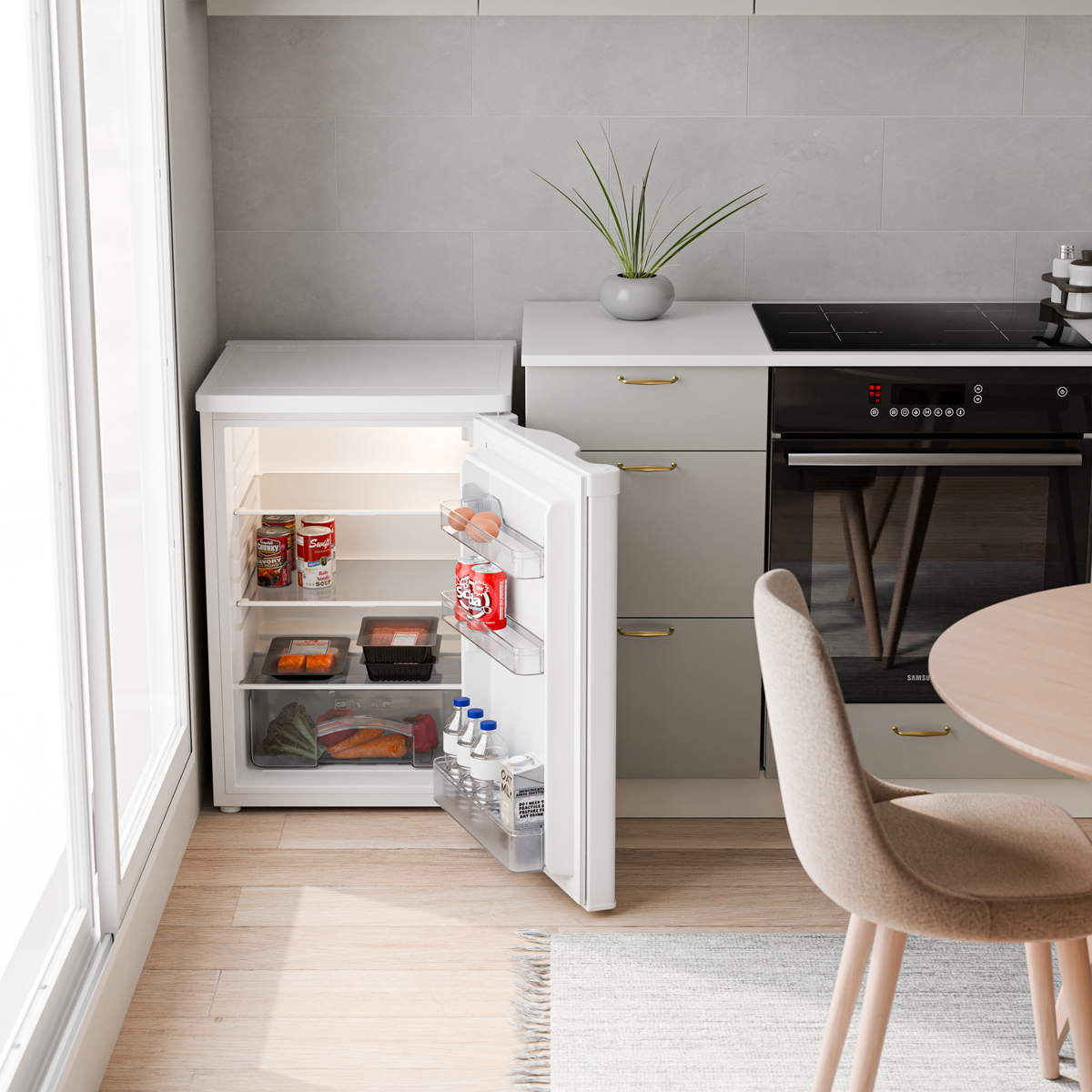 Un réfrigérateur ouvert rempli de nourriture, à côté d'un four et d'une table.