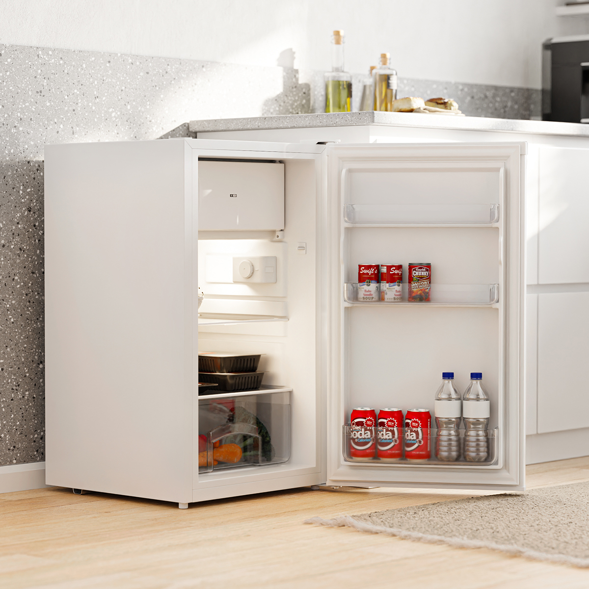 Un réfrigérateur blanc ouvert avec des aliments tels que des canettes, des bouteilles et des contenants.
