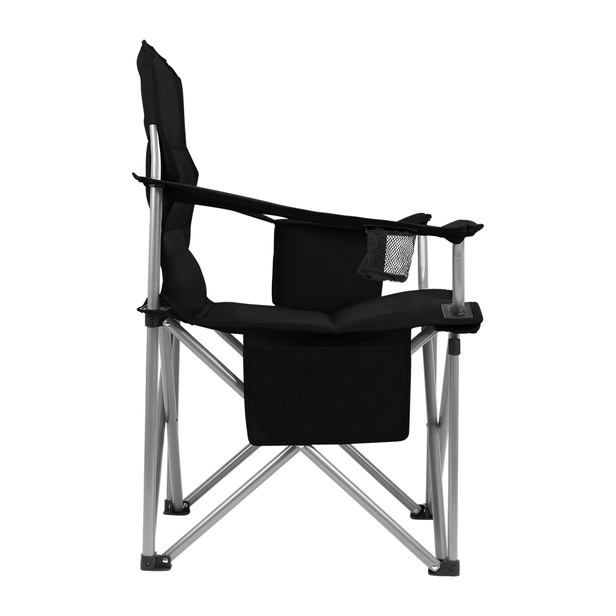 Zwarte campingstoel met metalen frame en bekerhouder. Witte achtergrond.
