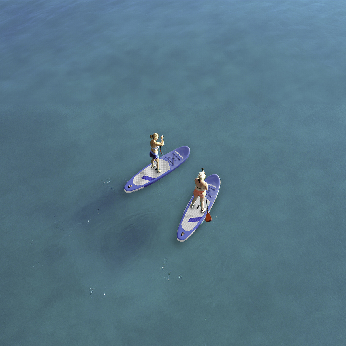Twee mensen staan op paddleboards op turkoois water.