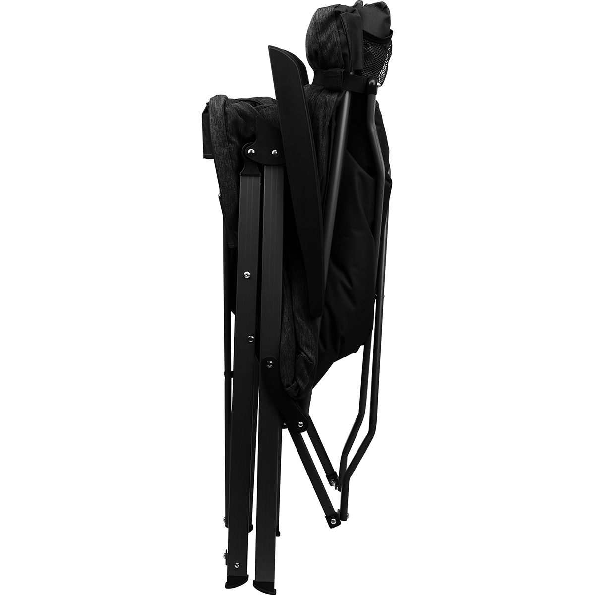 Een opgevouwen zwarte campingstoel met metalen frame en stoffen zitting...