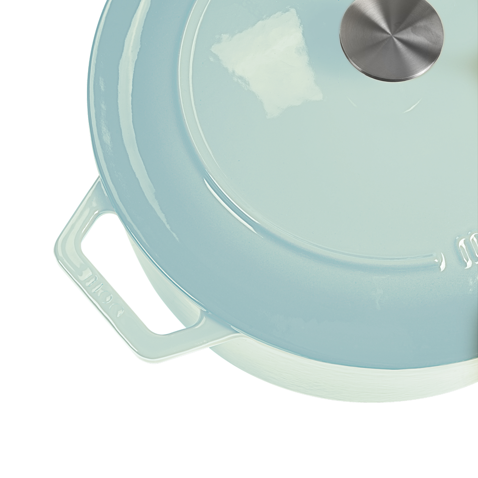Lichtblauwe pot met zilveren knop en handvat. Witte achtergrond.
