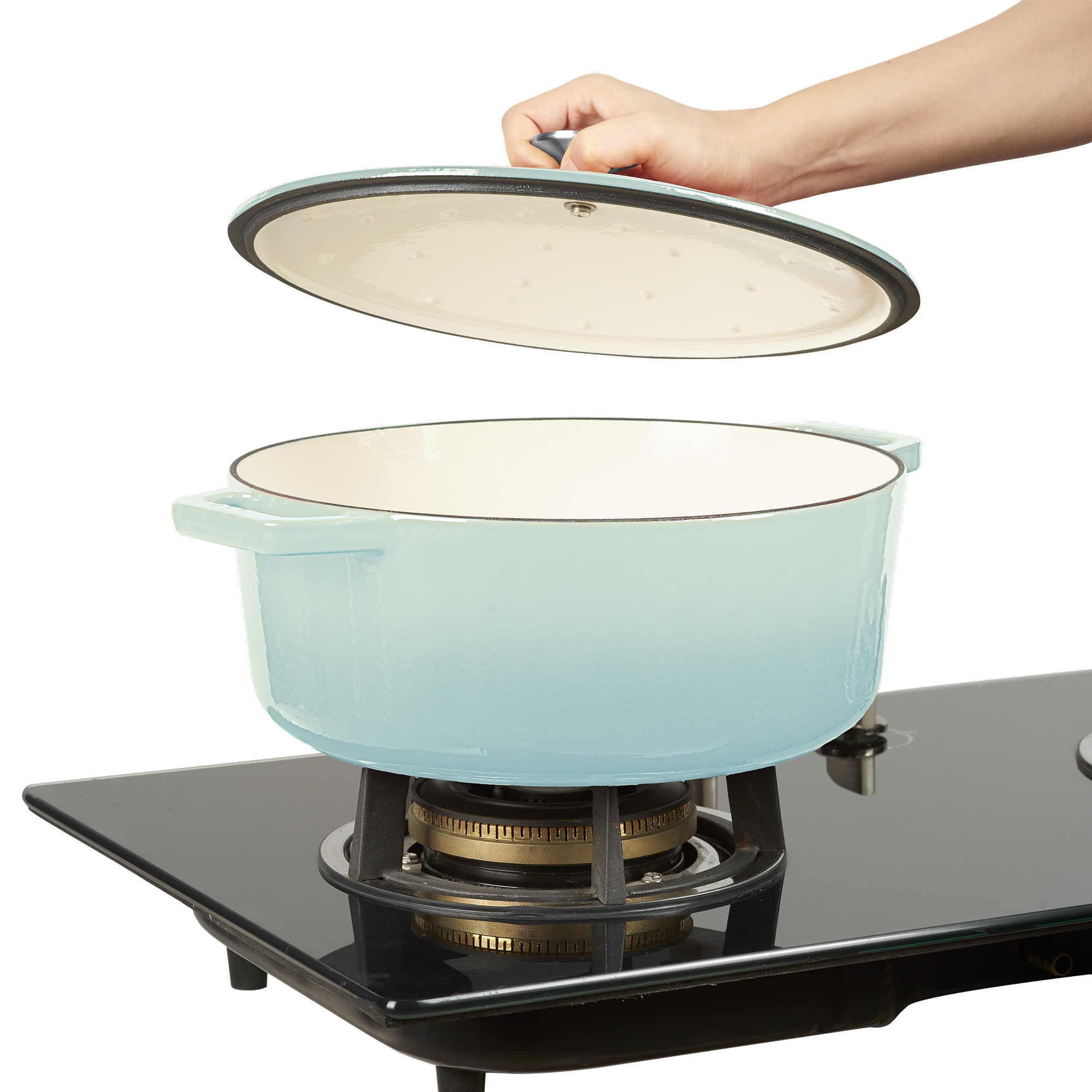 Een hand tilt het deksel van een lichtblauwe pan op een gasfornuis.
