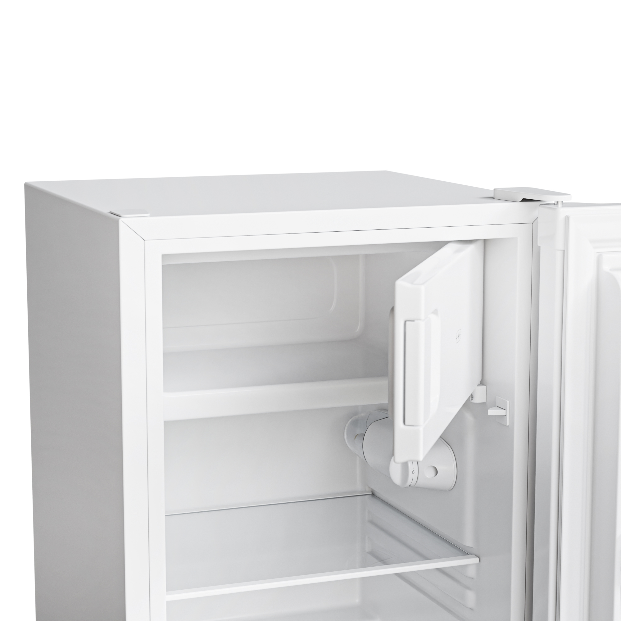 Un réfrigérateur blanc porte ouverte, montrant deux étagères à l'intérieur.