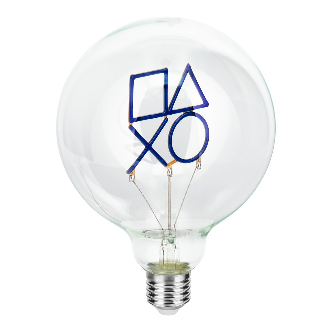 Eine klare Glühbirne mit blauen PlayStation-Symbolen im Inneren auf weißem Hintergrund.